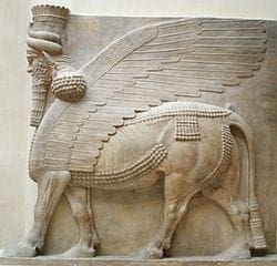 サルゴン2世のドゥル・シャルキンから見つかった人頭有翼牡牛像(ルーブル美術館所蔵